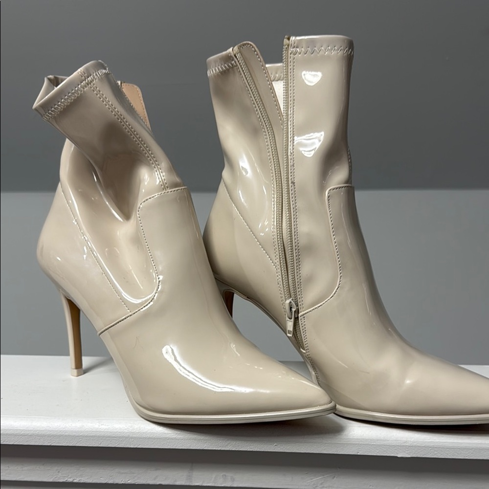 Elegant Cream Steve Madden 9.5 Ankle Patent Boots